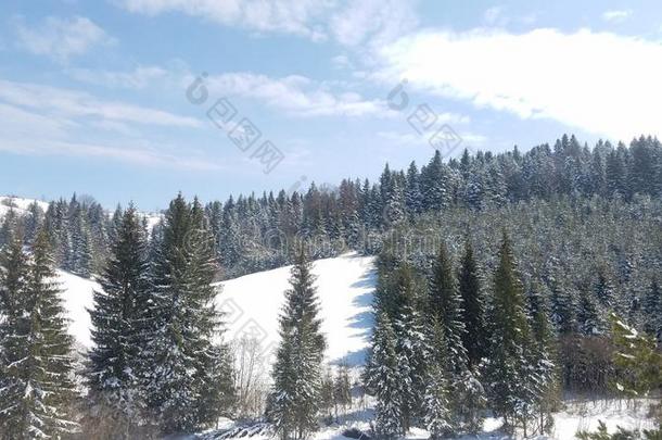 雪山和深的蓝色天.美好世界.雪山和