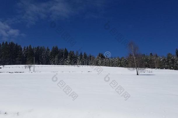 雪山和深的蓝色天.美好世界.