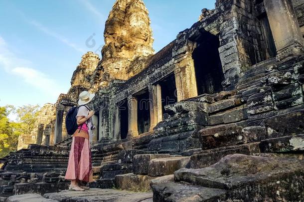 女人旅行者采用巴永庙采用吴哥泰国或高棉的佛教寺或僧院