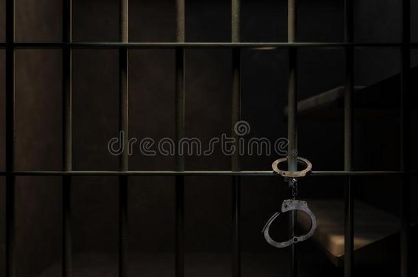 昏暗地点火监狱细胞和H和cuffs