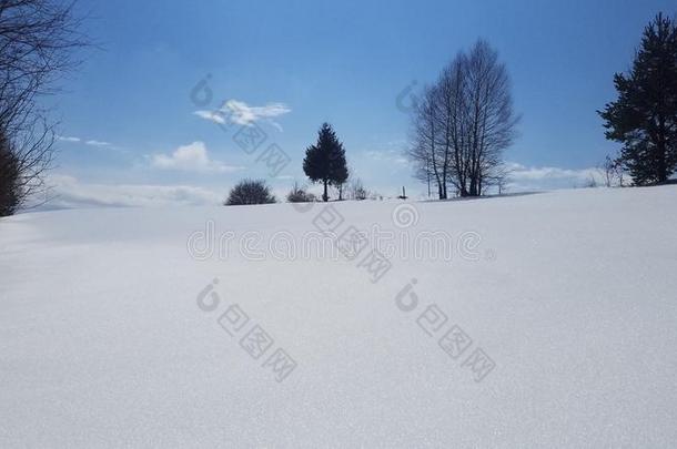 雪山和深的蓝色天.美好世界.