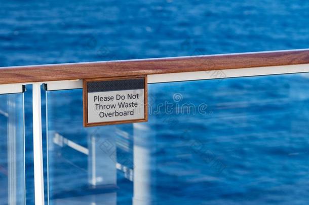 aux.构成疑问句和否定句不投掷浪费越过船边坠入水中警告符号向巡游船