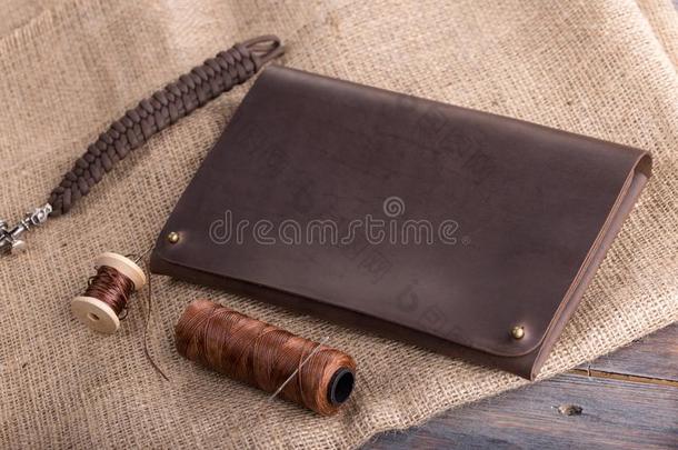 皮黑暗的棕色的钱包向一黑暗的木制的b一ckground,和一their他们的