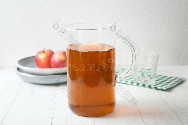 n.大罐和新鲜的<strong>苹果果汁</strong>