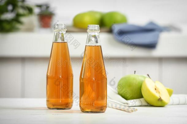 两个瓶子关于新鲜的<strong>苹果果汁</strong>
