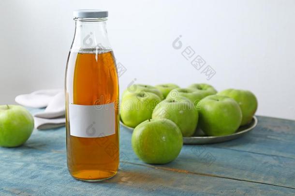 瓶子关于新鲜的苹果果汁