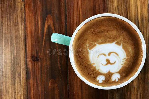 漂亮的猫面容拿铁咖啡艺术咖啡豆采用白色的杯子