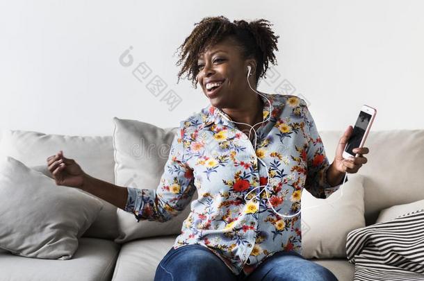 非洲的美国人女人享有音乐在家空闲时间和音乐