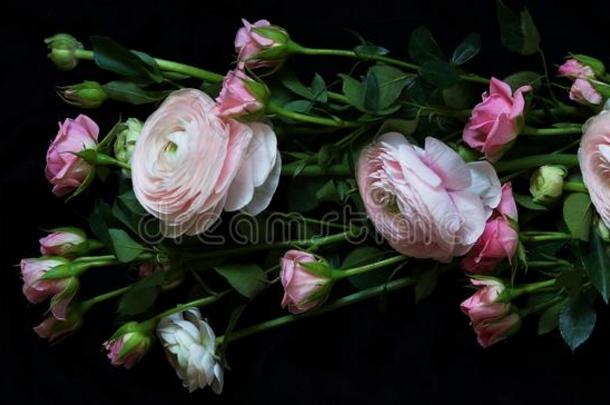 花束关于美丽的苍白的粉红色的玫瑰和毛茛属植物向一d一rkb一