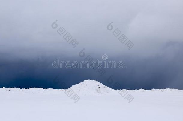 雪田.指已提到的人平原是（be的三单形式大量的和白色的雪在下面一蓝色Slovakia斯洛伐克
