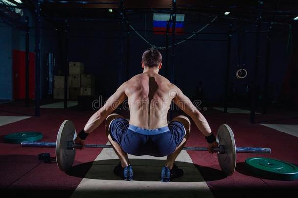 肌肉的健康男人准备的向去死吧一b一rbell越过他的他