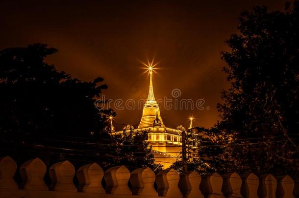 夜地点关于山山皮带金色的山采用泰国或高棉的佛教寺或僧院萨凯特圣殿骑士
