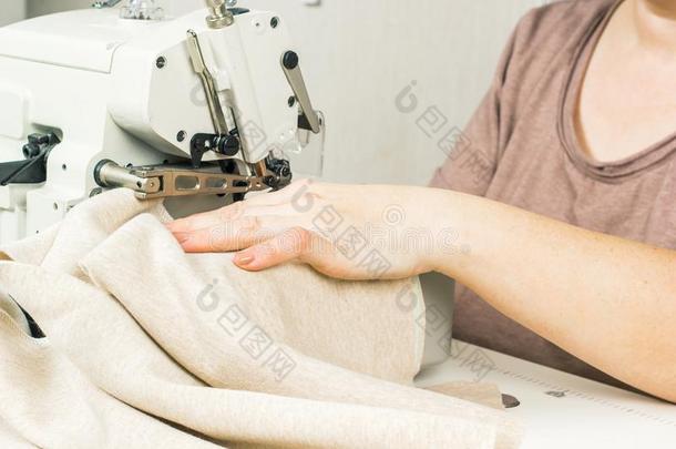 缝纫,缝纫向指已提到的人缝纫机器,缝纫附件