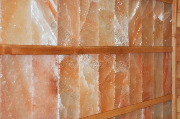 干的干燥的喜玛拉雅的盐桑拿浴室墙.一红外线的喜玛拉雅的盐桑拿浴室