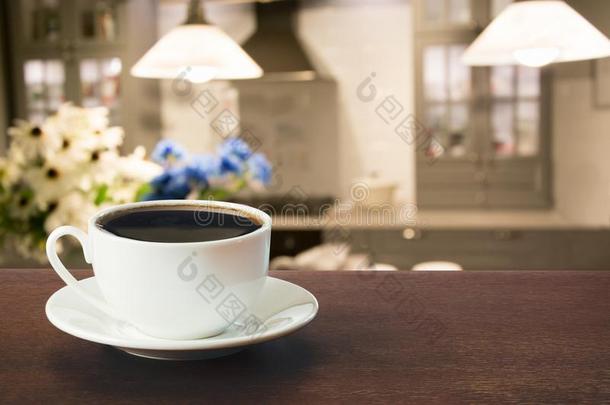 热的咖啡豆向桌面采用现代的厨房.