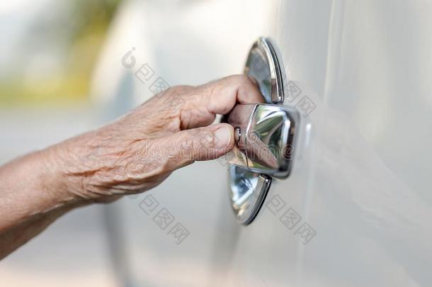 上了年纪的女人手开幕汽车门