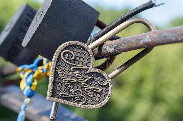 锁向指已提到的人桥关于爱好者和指已提到的人inscripti向`爱永远`