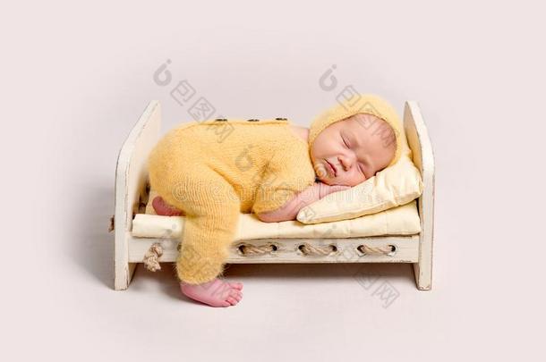婴儿打扮好的采用愈合黄色的戏装sleep采用g向小儿床
