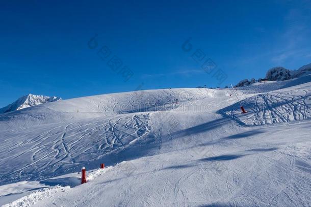 滑雪和令人惊异的看法关于法国的著名的山采用美丽的