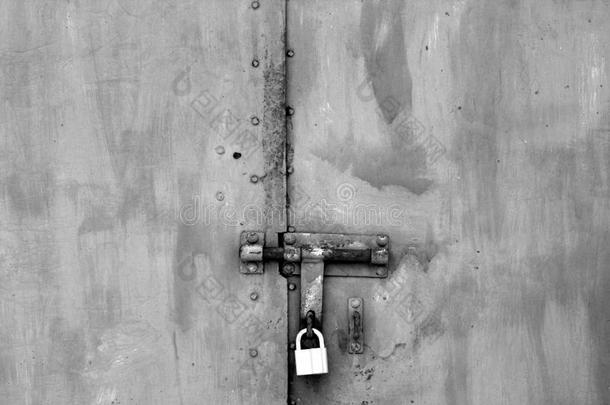 老的挂锁向金属门采用黑的和白色的.