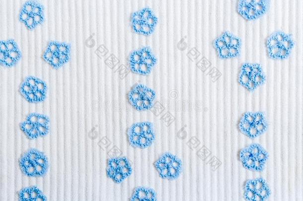 白色的纺织品背景和切了和缝蓝色花.