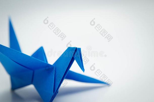 单一的蓝色鸟折纸手工隔离的向白色的关