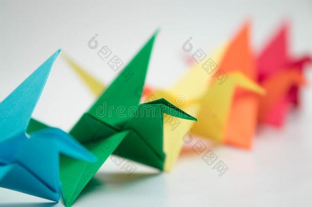 多重的<strong>折纸</strong>手工鸟富有色彩的<strong>蓝色</strong>绿色的黄色的桔子红色的