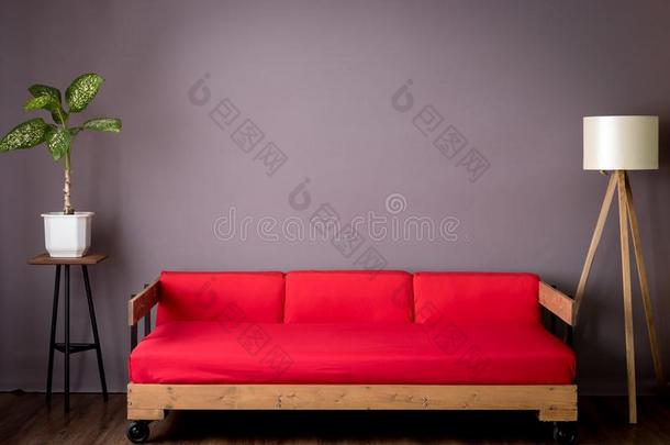 房间红色的沙发和灯.阁楼