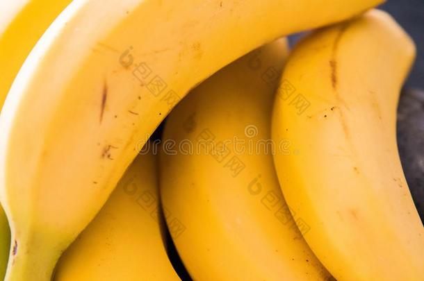 新鲜的香蕉隔离的关在上面黄色的完美地成熟的