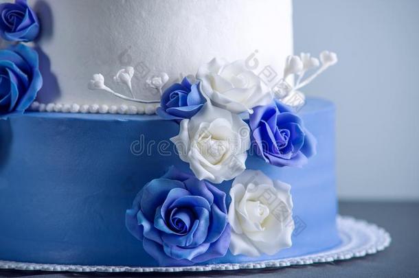 美丽的两个层层排列白色的和<strong>蓝色婚礼</strong>蛋糕装饰和