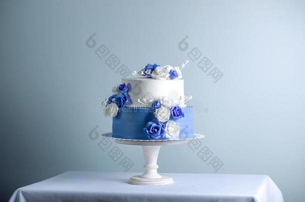 美丽的两个层层排列白色的和<strong>蓝色婚礼</strong>蛋糕装饰和