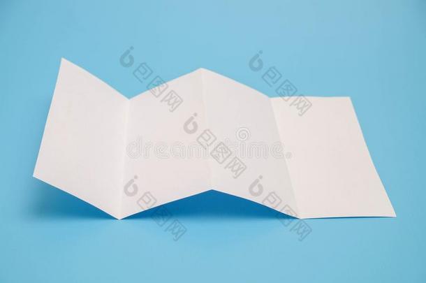 样板折叠白色的纸向蓝色背景