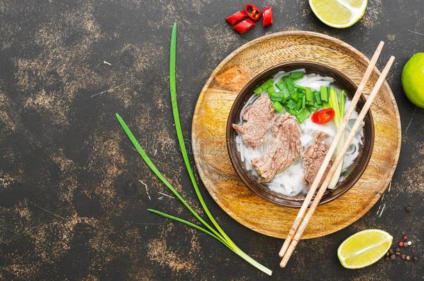 越南人汤photographer摄影师和牛肉肉,稻面条和青葱向