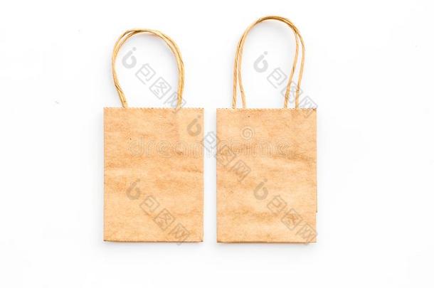 棕色的牛皮纸纸袋为购物向白色的背景顶看法