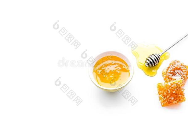 蜂蜜背景.蜂蜜浸渍者和蜂窝向白色的背景