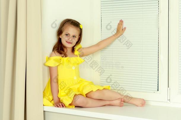 一小的女孩是（be的三单形式一次在旁边指已提到的人窗和百叶窗