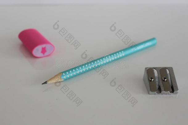 橡皮擦,铅笔和卷笔刀.学校教育基本的.一siderealhourangle恒星时角