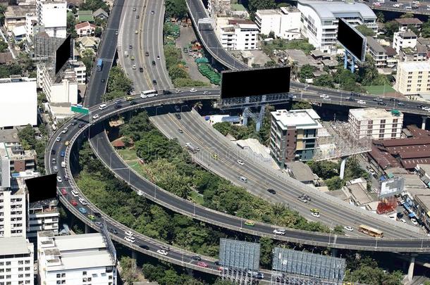 空气的看法关于公路和现代的建筑物采用扇形棕榈细纤维