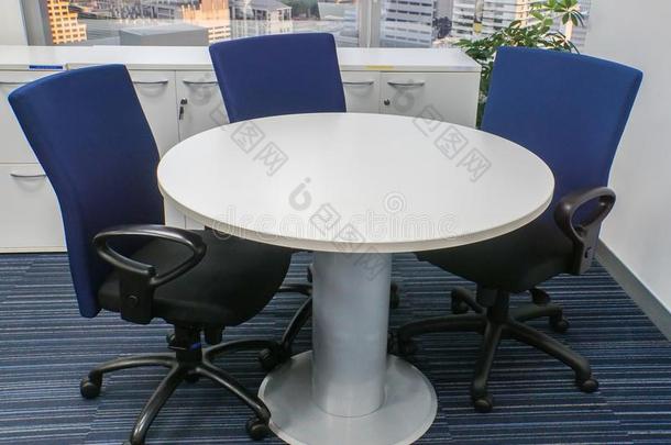 白色的圆形的表和蓝色椅子为办公室会议