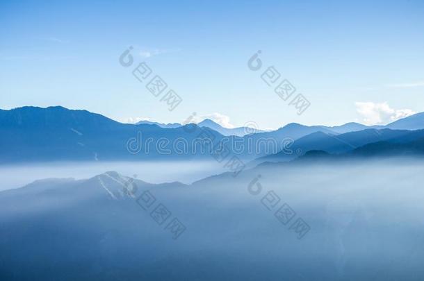早晨地点关于有薄雾的蓝色山关于朱山。采用台湾