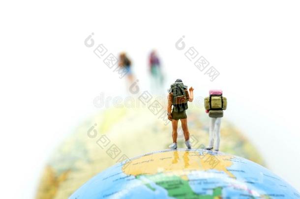 小型的人:旅行支票和世界地图,背包和旅行