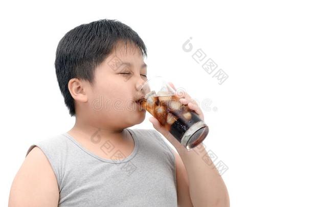 极为肥胖的肥的男孩喝饮料可乐果树隔离的向白色的