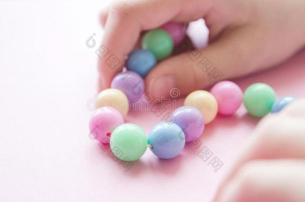 温柔地春季许多-有色的小珠子采用孩子们`英文字母表的第19个字母hand英文字母表的第19个字母