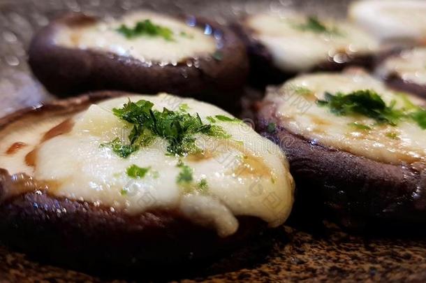 一容易的健康的<strong>快餐食谱</strong>,奶酪-充满的香菇蘑菇.