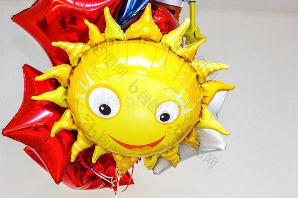 富有色彩的束关于生日气球飞行的为社交聚会和西普拉