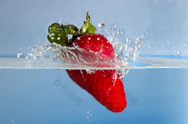 草莓溅起采用水