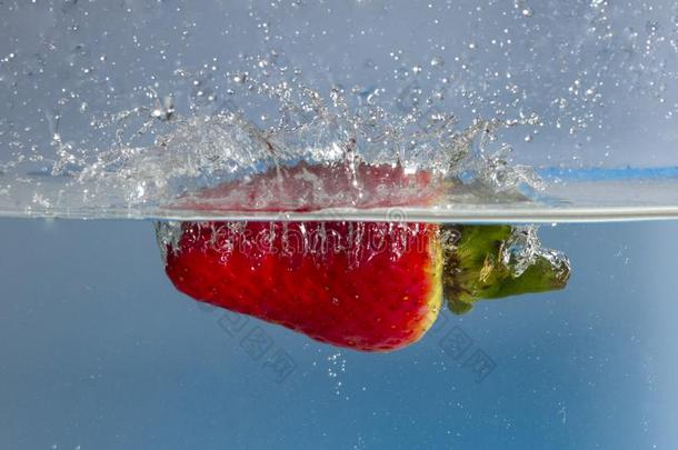 草莓溅起采用水