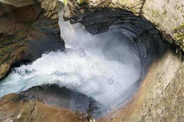 瀑布河流落下水槽岩石.特鲁梅尔巴奇福尔斯水怪