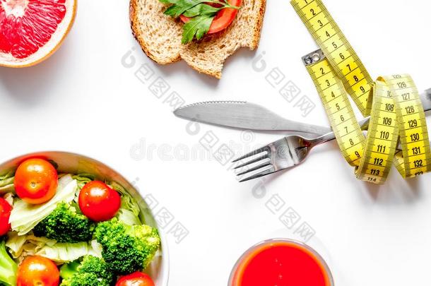 观念减食疗法日常饮食新鲜的蔬菜向白色的背景顶英语字母表的第22个字母