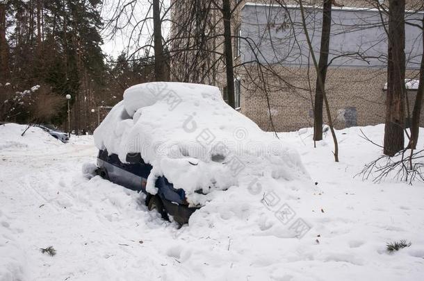 指已提到的人汽车,大量的和浓的层关于雪,采用指已提到的人院子关于住